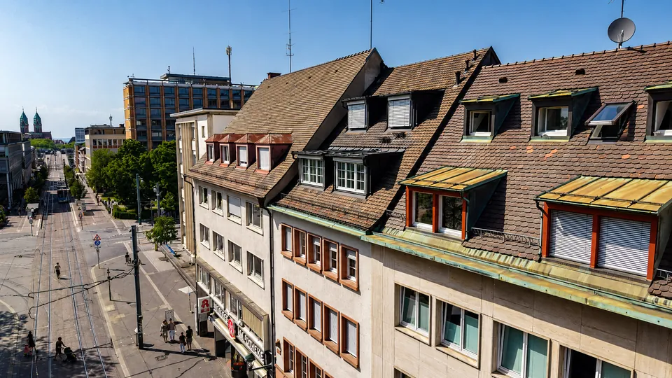 Blick über die Freiburger Altstadt rund um die Bertoldstraße, im Hintergrund das Münster