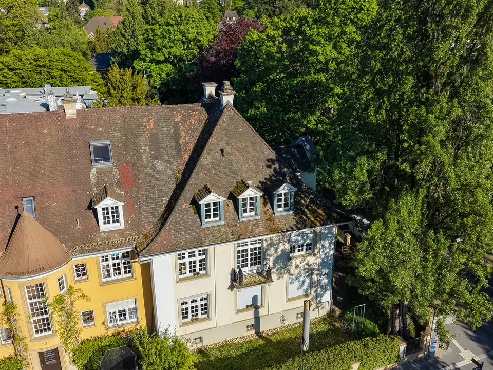 Freistehende Stadtvilla in Freiburg, von Bäumen umrahmt