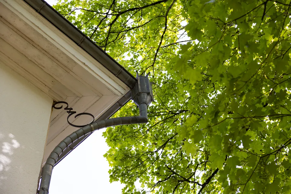 Detail von Gesims und Dachrinne der Stadtvilla