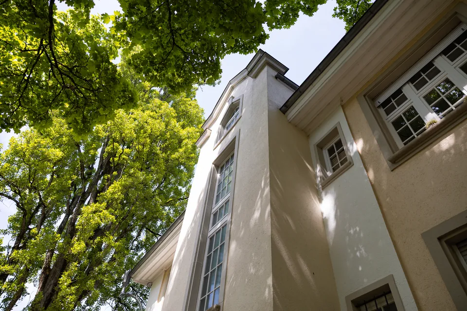 Erker und Fassade der betreuten Stadtvilla in Freiburg-Herdern