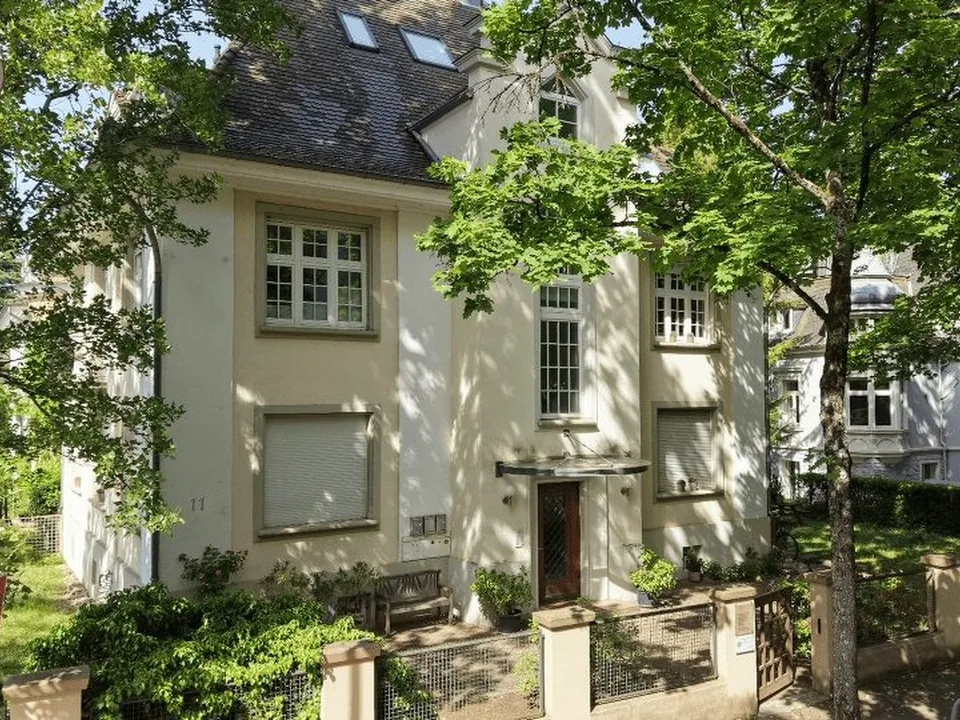 Eingang einer Stadtvilla in Freiburg-Herdern mit Vorgarten, von Bäumen umrahmt
