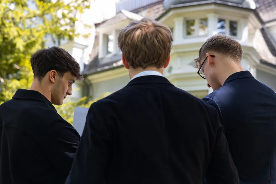 Das Team der Dreisam Hausverwaltung steht vor dem betreuten Objekt in Freiburg